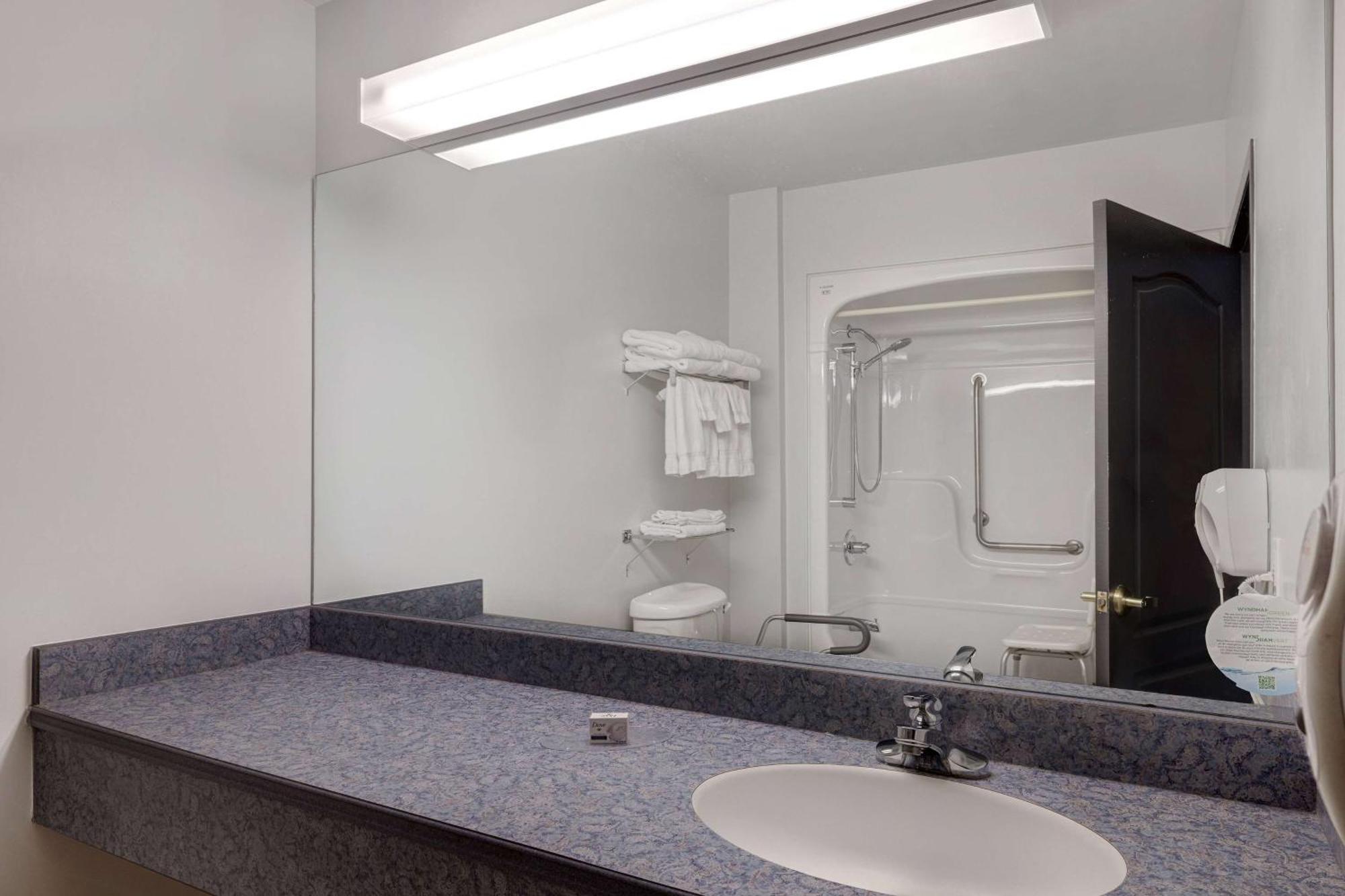 Days Inn By Wyndham Edmundston Εξωτερικό φωτογραφία